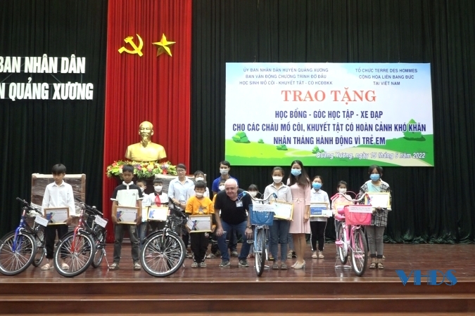 Huyện Quảng Xương trao học bổng, góc học tập, xe đạp cho trẻ mồ côi, khuyết tật có hoàn cảnh đặc biệt khó khăn