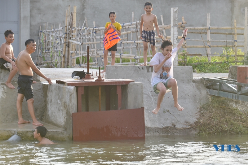 Tắm kênh giải nhiệt ngày nắng nóng: Đề phòng đuối nước ở trẻ em