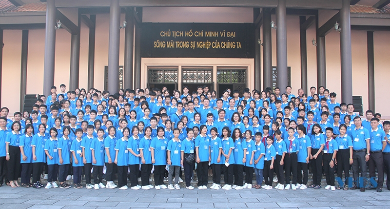 Làng trẻ em SOS Việt Nam dâng hoa, dâng hương báo công với Bác