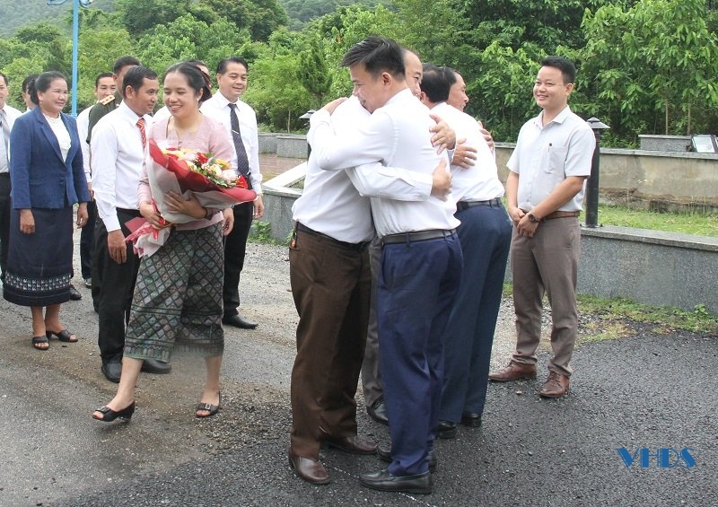 Huyện Mường Lát đón tiếp đoàn đại biểu 2 huyện Viêng Xay và Sốp Bâu (Hủa Phăn, Lào) đến thăm và làm việc