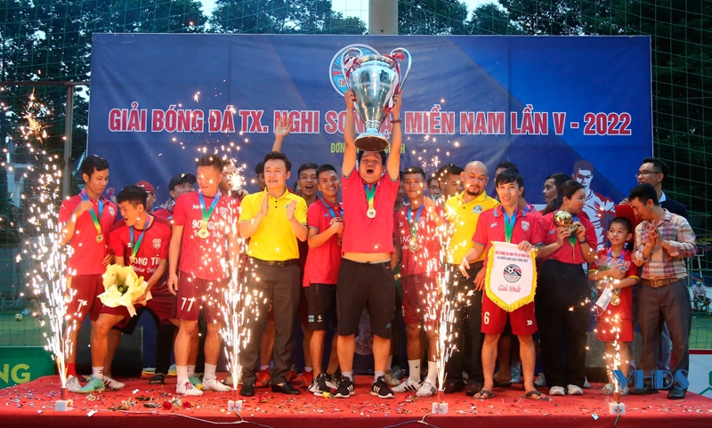 Sôi nổi giải bóng đá thị xã Nghi Sơn tại miền Nam năm 2022