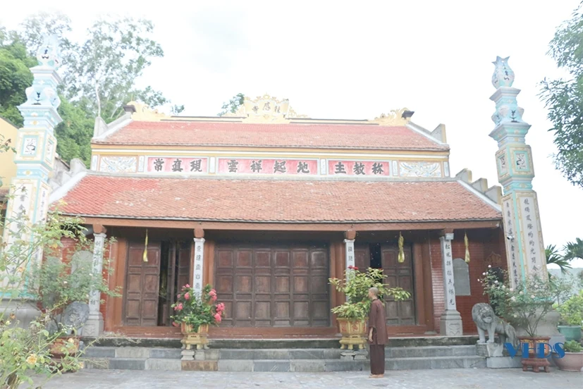 Lên núi Ốc Sơn chiêm bái chùa Long Cảm
