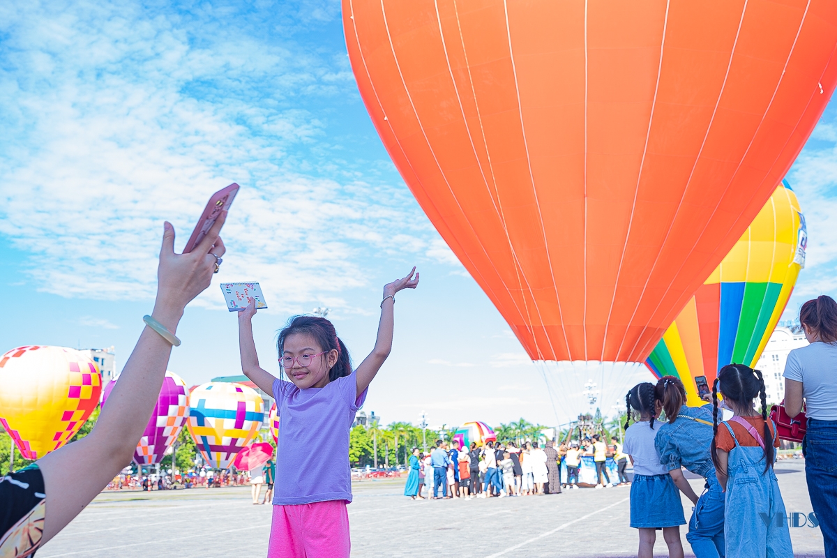 Muôn vàn cảm xúc trong ngày khai mạc Lễ hội Khinh khí cầu tại Thanh Hóa