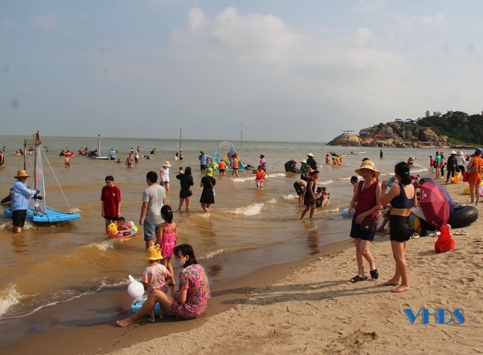 Thời tiết nắng đẹp, du khách đổ về Sầm Sơn tắm biển dịp nghỉ lễ