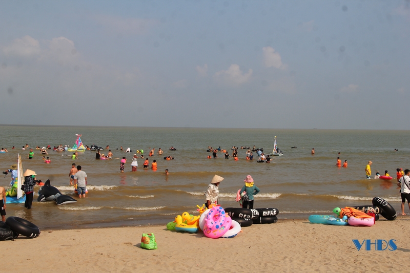 Thời tiết nắng đẹp, du khách đổ về Sầm Sơn tắm biển dịp nghỉ lễ