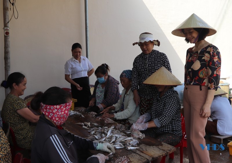 Hiệu quả từ tổ liên kết chế biến hải sản do phụ nữ làm chủ ở xã Hoằng Phụ