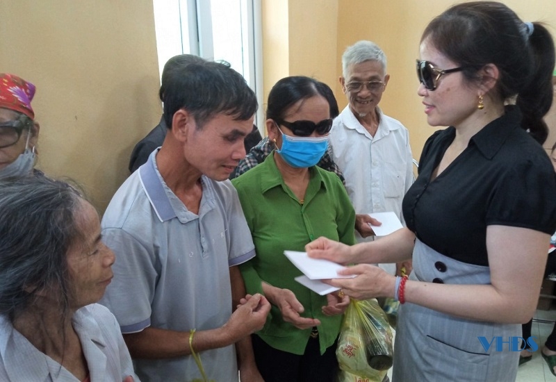 Hội người mù tỉnh Thanh Hóa thăm, tặng quà cho hội viên bị ảnh hưởng bởi mưa lũ