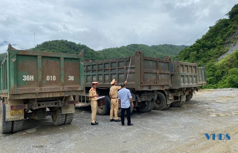 Công an huyện Quan Sơn tăng cường xử lý vi phạm nồng độ cồn, tải trọng xe