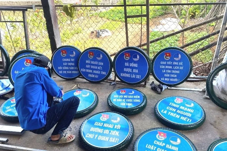Mô hình “Lốp xe biển báo ở thị trấn Rừng Thông