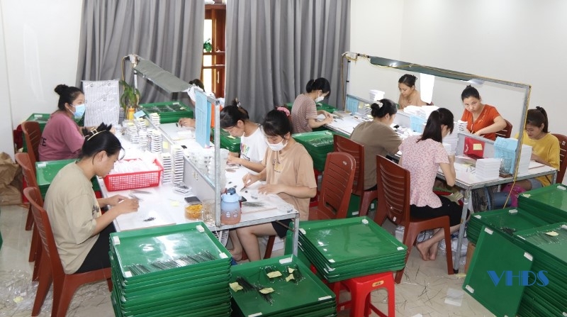 Làm lông mi giả - nghề mới cho lao động nông nhàn ở xã Thiệu Thành