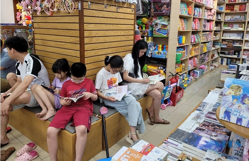 Nhà sách hút khách dịp nghỉ lễ