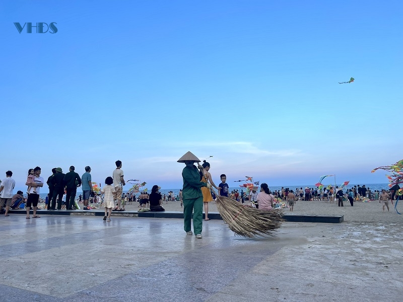 Bãi biển Sầm Sơn “thất thủ” dịp cuối tuần