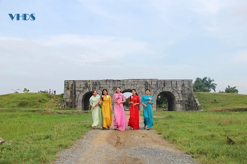 Thơm ngát hương sen trong Di sản Thành Nhà Hồ