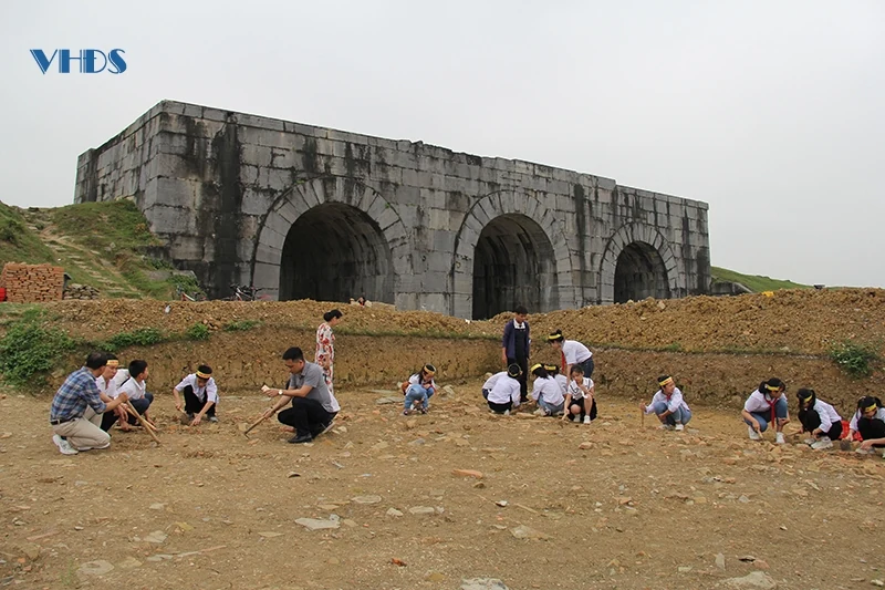 Thơm ngát hương sen trong Di sản Thành Nhà Hồ