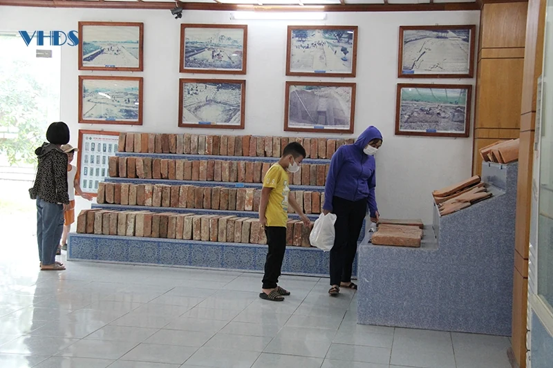 Thơm ngát hương sen trong Di sản Thành Nhà Hồ