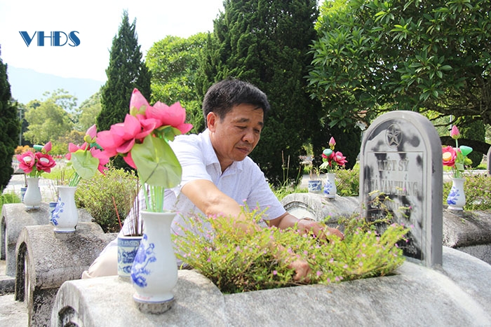 Tháng Bảy - Trên Nghĩa trang liệt sĩ quốc tế Đồng Tâm