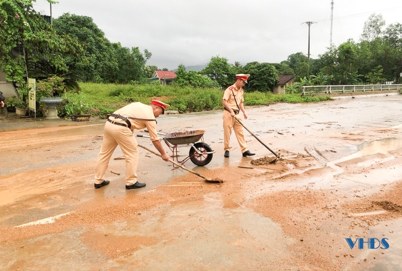 Công an huyện Như Thanh thu dọn sỏi, đất bồi lắng trên đường do mưa lớn