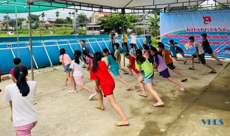 Đoàn Thanh niên mở lớp dạy bơi cho trẻ trong dịp hè