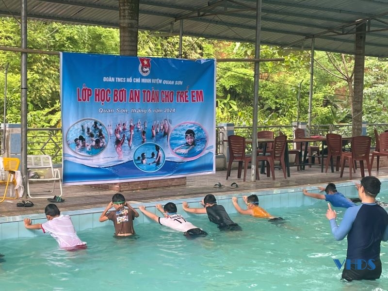 Đoàn Thanh niên mở lớp dạy bơi cho trẻ trong dịp hè