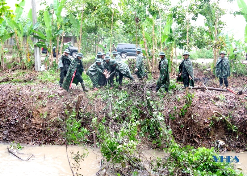 Lực lượng vũ trang huyện Triệu Sơn phát quang, khơi thông dòng chảy đảm bảo tiêu úng cho lúa mùa