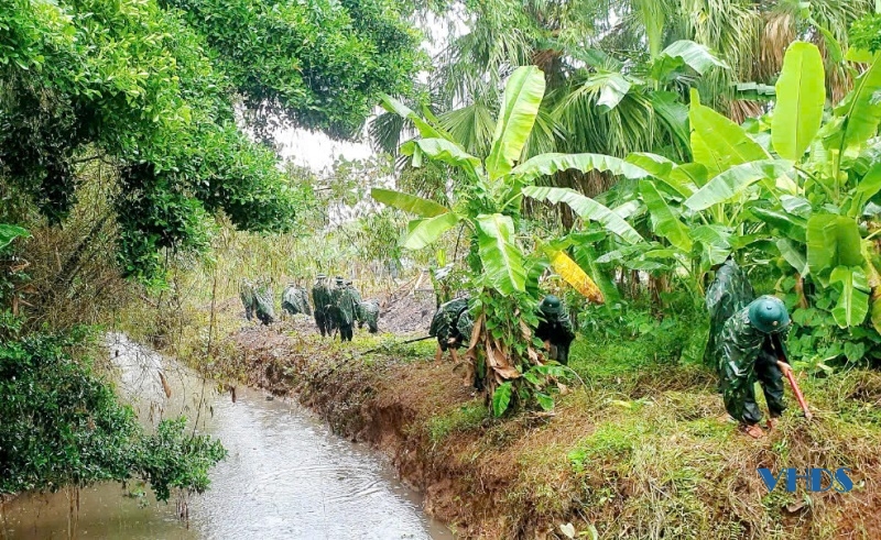 Lực lượng vũ trang huyện Triệu Sơn phát quang, khơi thông dòng chảy đảm bảo tiêu úng cho lúa mùa