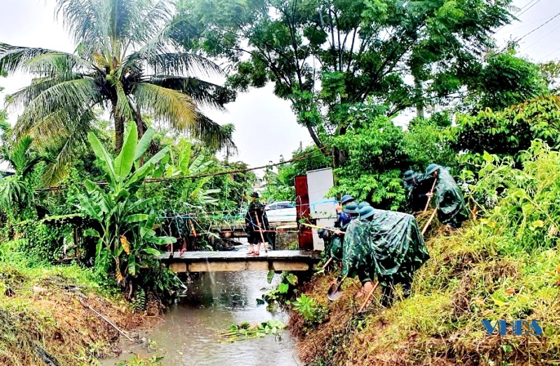 Lực lượng vũ trang huyện Triệu Sơn phát quang, khơi thông dòng chảy đảm bảo tiêu úng cho lúa mùa