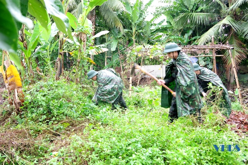 Lực lượng vũ trang huyện Triệu Sơn phát quang, khơi thông dòng chảy đảm bảo tiêu úng cho lúa mùa