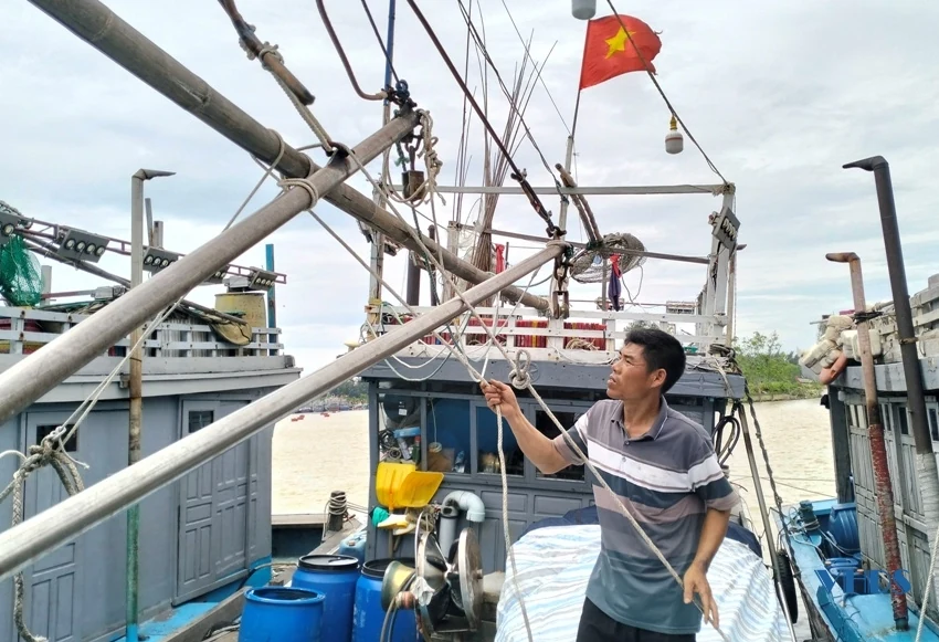 Bão tan, ngư dân Sầm Sơn vẫn không ra khơi