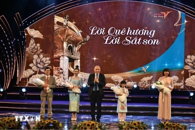 Trao tình yêu, niềm tự hào tiếng Việt và văn hóa Việt tới các thế hệ kiều bào