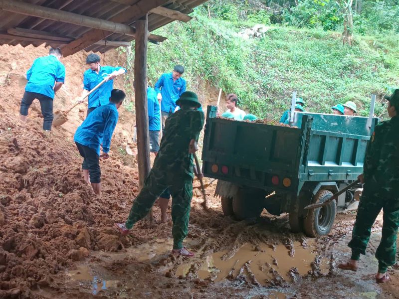 Thanh niên Mường Lát hỗ trợ người dân sau bão