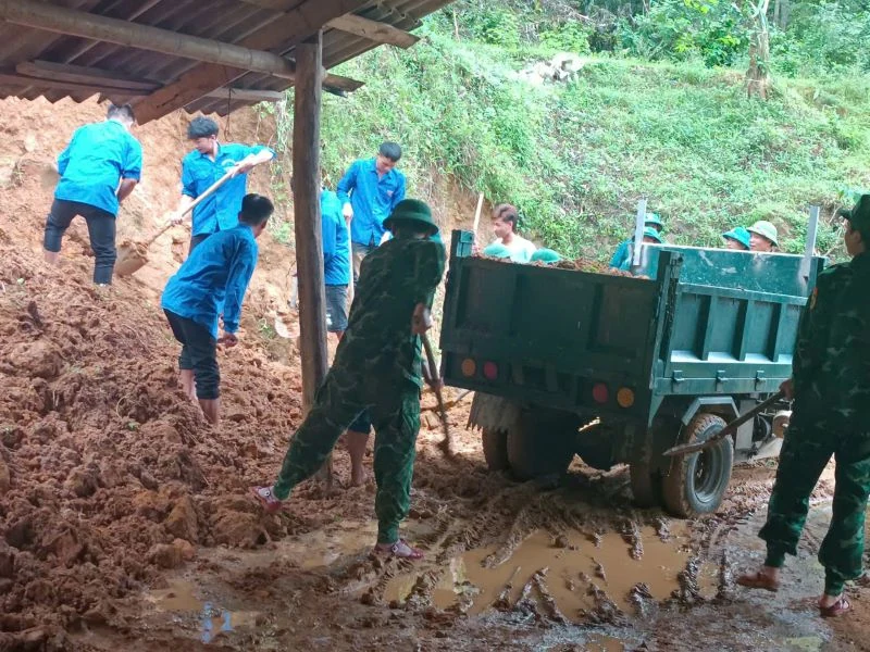 Thanh niên Mường Lát hỗ trợ người dân sau bão