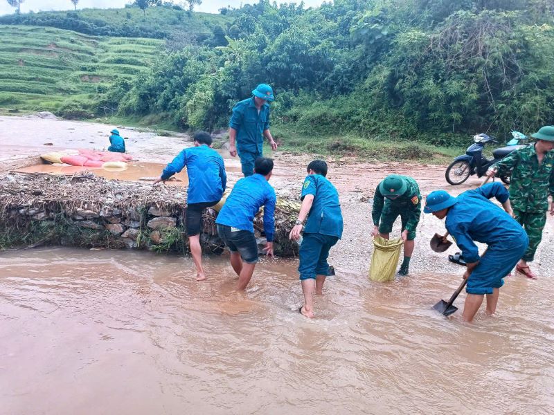 Thanh niên Mường Lát hỗ trợ người dân sau bão