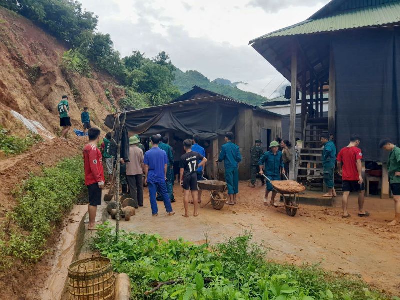 Thanh niên Mường Lát hỗ trợ người dân sau bão