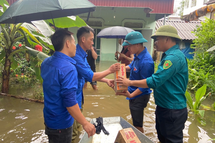 Dân quân kéo xe trâu, dùng thuyền đưa hàng cứu trợ đến người dân vùng lũ Thạch Thành