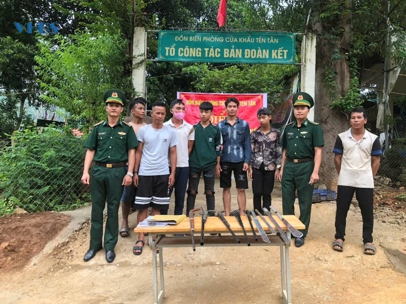 Người dân huyện Mường Lát giao nộp súng tự chế cho bộ đội biên phòng