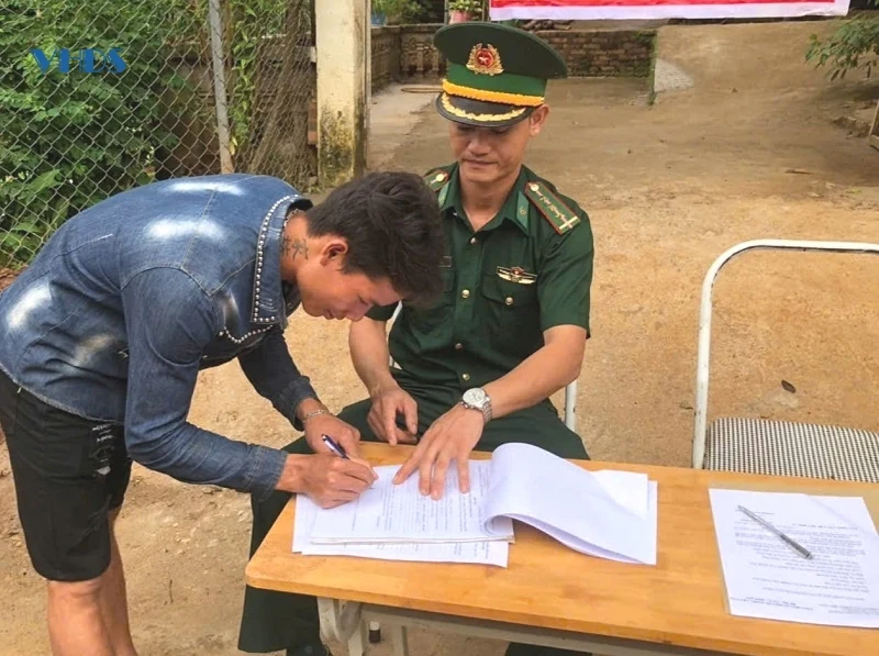 Người dân huyện Mường Lát giao nộp súng tự chế cho bộ đội biên phòng
