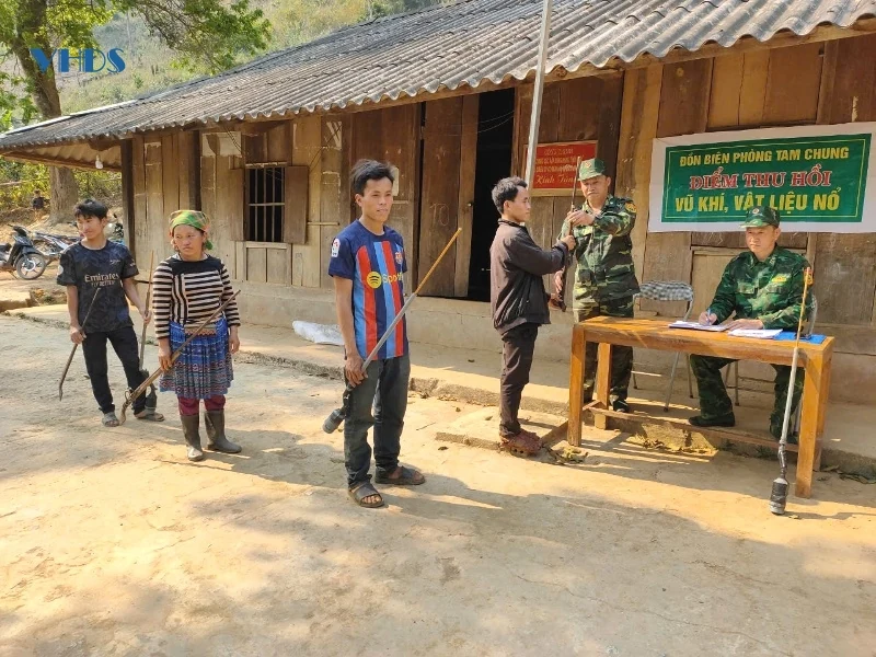 Người dân huyện Mường Lát giao nộp súng tự chế cho bộ đội biên phòng