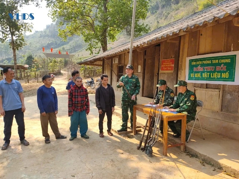 Người dân huyện Mường Lát giao nộp súng tự chế cho bộ đội biên phòng