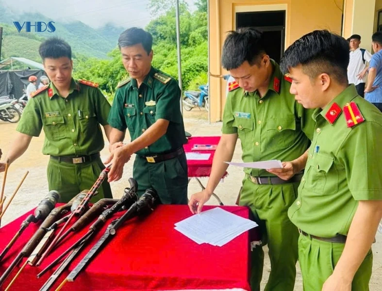Người dân huyện Mường Lát giao nộp súng tự chế cho bộ đội biên phòng