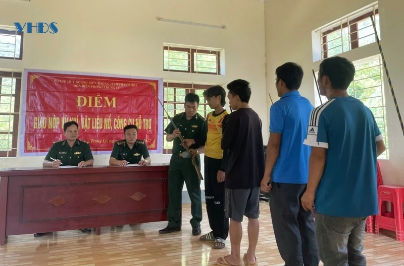 Người dân huyện Mường Lát giao nộp súng tự chế cho bộ đội biên phòng