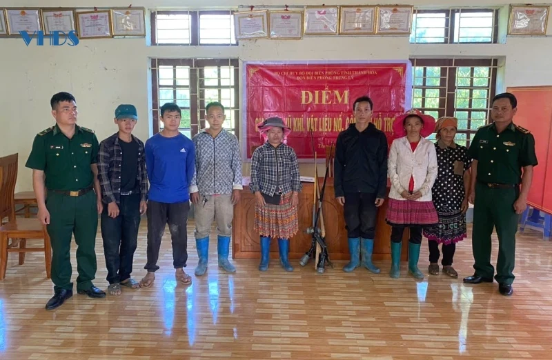Người dân huyện Mường Lát giao nộp súng tự chế cho bộ đội biên phòng