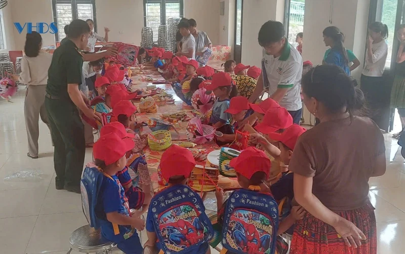 Ấm áp Trung thu ở Tà Cóm, Khằm 2