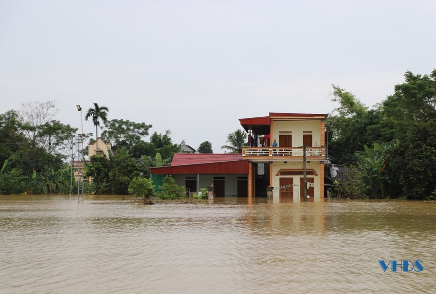 Chưa kịp mừng vì nước rút, gần 100 hộ dân khu phố Ngọc Bồ lại bị ngập nhà cửa