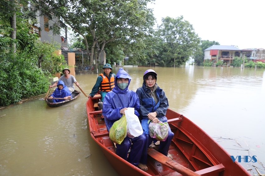 Chưa kịp mừng vì nước rút, gần 100 hộ dân khu phố Ngọc Bồ lại bị ngập nhà cửa