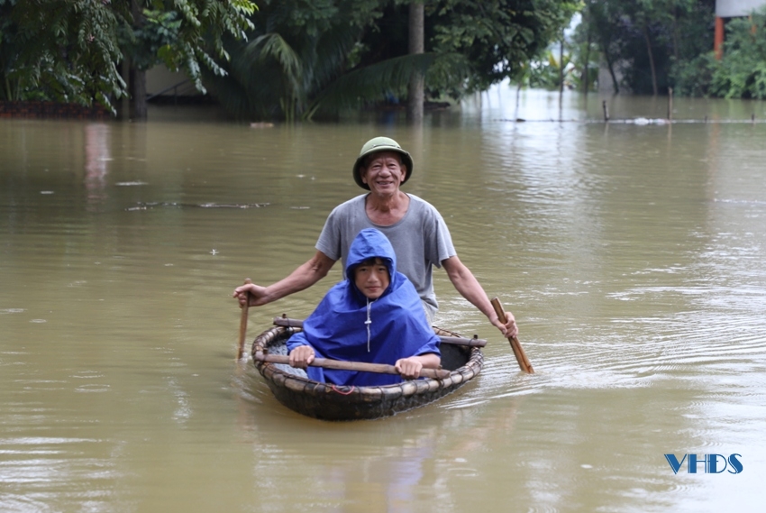 Chưa kịp mừng vì nước rút, gần 100 hộ dân khu phố Ngọc Bồ lại bị ngập nhà cửa