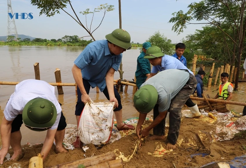 Hàng dài người dân nối nhau gấp gáp chuyền đất cứu đê bối xã Quang Lộc