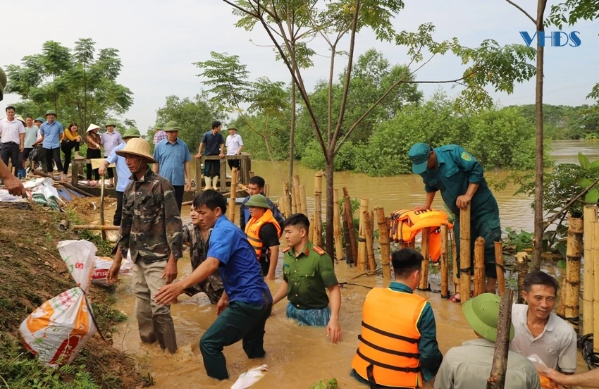 Hàng dài người dân nối nhau gấp gáp chuyền đất cứu đê bối xã Quang Lộc