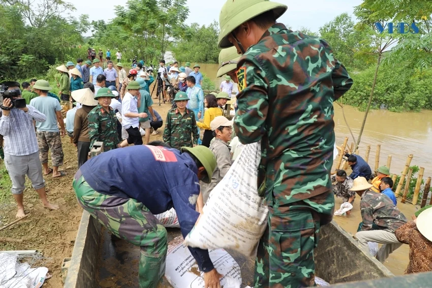 Hàng dài người dân nối nhau gấp gáp chuyền đất cứu đê bối xã Quang Lộc