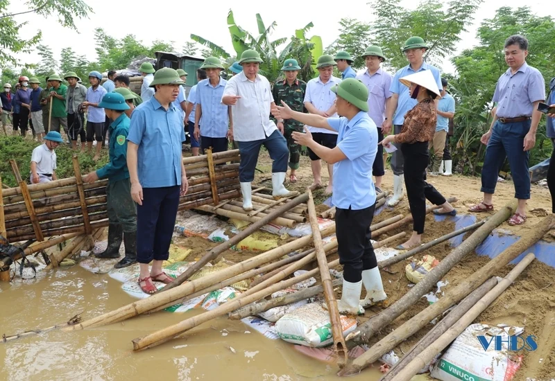 Hàng dài người dân nối nhau gấp gáp chuyền đất cứu đê bối xã Quang Lộc