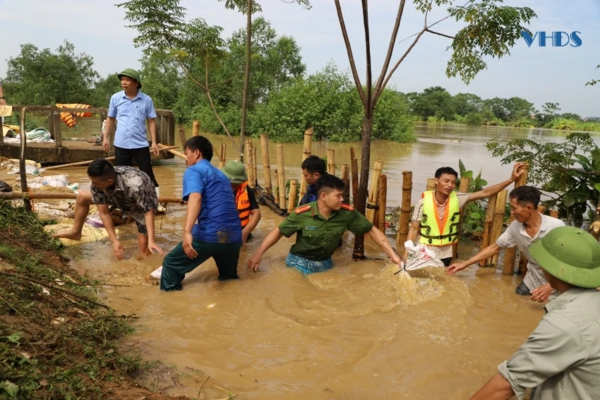 Hàng dài người dân nối nhau gấp gáp chuyền đất cứu đê bối xã Quang Lộc